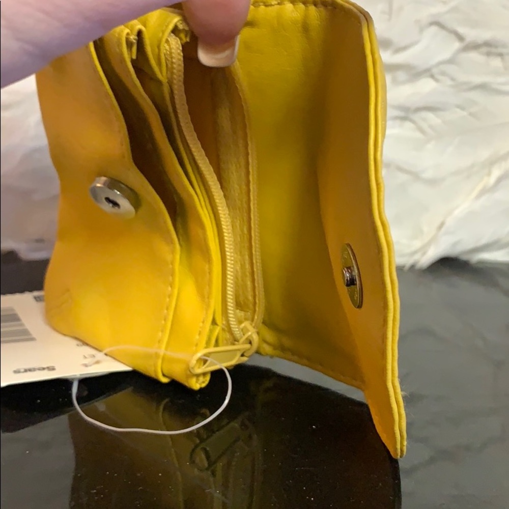 Mustard yellow change purse - Picture 2 of 2